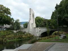 エイヴォン川の畔にある「追憶の橋、Bridge of Remembrance」です。石造りの門は遠くからでも良く分かります。