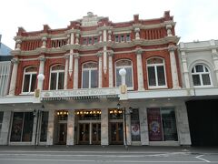 宿泊したホテルの近くに立派な劇場がありました。アイザック・シアター・ロイヤル(Isaac Theatre Royal)で、ニュージーランドを代表する劇場です。コンサート、バレー、演劇などが開催される劇場ですが、訪問時は個人アーティストのショーが行われていました。
劇場も大地震で損壊しましたが、近年になって復元され、再び劇場として使われ始めています。