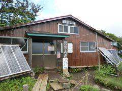 山頂にある山小屋‥｢鍋割山荘｣です。