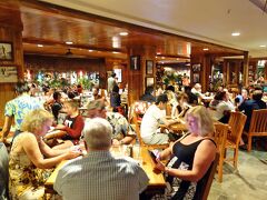 本日の夕食は、デュークス カヌー クラブ(Duke's Canoe Club）
ハワイの伝説のサーファー、デューク・カハナモクを讃えてその名がついたレストランです。
アウトリガー・ワイキキ・オン・ザ・ビーの２階です。
日本で事前に予約、人気のれすとらんですね。
満席でした。