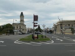 ティマルから85kmほど1号線を南に進み、オマルの町に到着しました。旧市街通りの両側に英国風の建物が並んでいました。調和のとれた美しい町です。