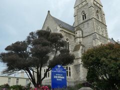 セントルーク英国国教会(St Luke's Anglican Church)が小高い丘に立っていました。白色の尖塔が美しい教会です。この地方で採れる白いオマル・ストーンで造られています。