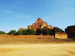 ダマヤンヂー寺院　Dhammayangyi Tenple
バガン最大の寺院

王位に就こうと家族を暗殺した王の遺跡なのでい夜には幽霊が出るとか・・・・
その王も暗殺され寺院は途中のまま。
四方に仏像が置かれたであろう窪みが埋め尽くされていて中がどうなっているのか不明なままの妙な寺院。

埋め尽くされた中には、何があるのだろう。。。。