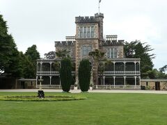 ダニーデンの町に帰る途中にニュージーランドに存在する唯一のお城であるラーナック城に寄りました。1887年に大富豪であり政治家でもあったウィリアム・ラーナックが建造した城です。建設当時は城には43の部屋と大広間があり、46人の使用人が働いていたそうです。現在城の一部はホテルになっています。
庭園と建物がとても美しいお城だと思います。見学料がかかりますが、一見の価値があります。