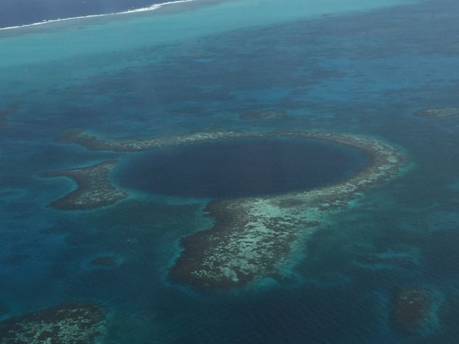ほかの海に比べて、ブルーホールだけとても濃いブルーなのがわかる。