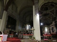 脇の入り口から入ったから、いきなり礼拝堂のサンタ・マリア・デル・カルミネ教会。
