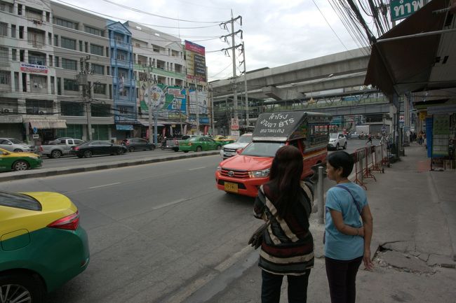 サムロンで降りてソンテウを待つ。<br /><br />ソンテウが来るたびに「ビッグC、バンプリー」とドライバーに声をかける事四、五台目でようやくお目当のソンテウが来た。