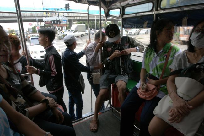 ４０分ほどソンテウに乗る。<br /><br />料金はたしか１０バーツほど。