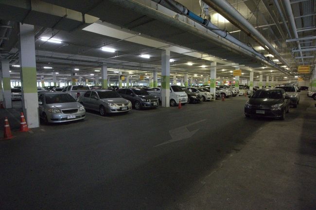 駐車場を横切り、