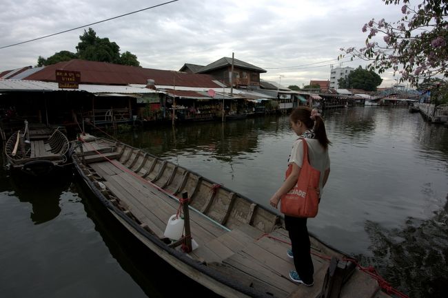 ボートを繋いだ橋を渡る。<br /><br />通行料記憶では１バーツ。