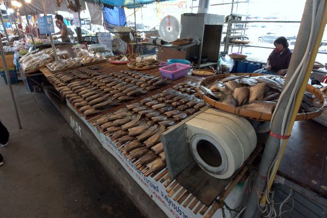 寺院の前にも市場が並ぶ。