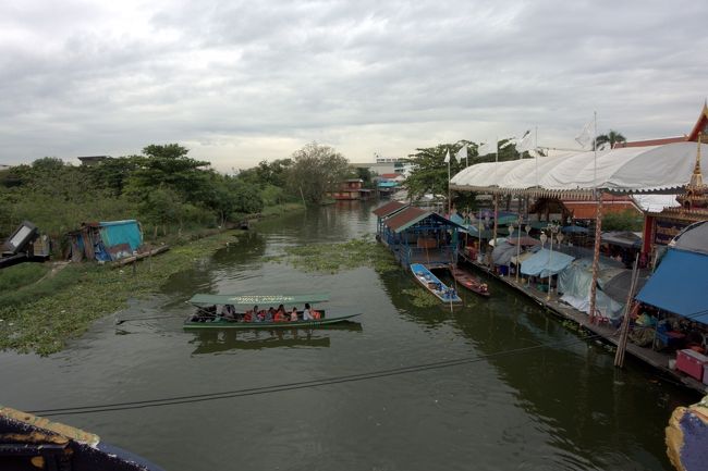 運河の舟に観光客の姿。