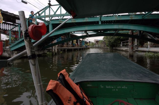 市場沿いの運河を進む舟。