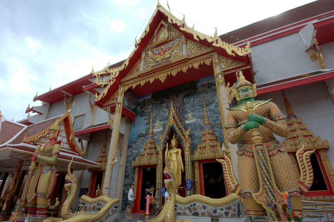 本殿入り口には二体の像が立つ。