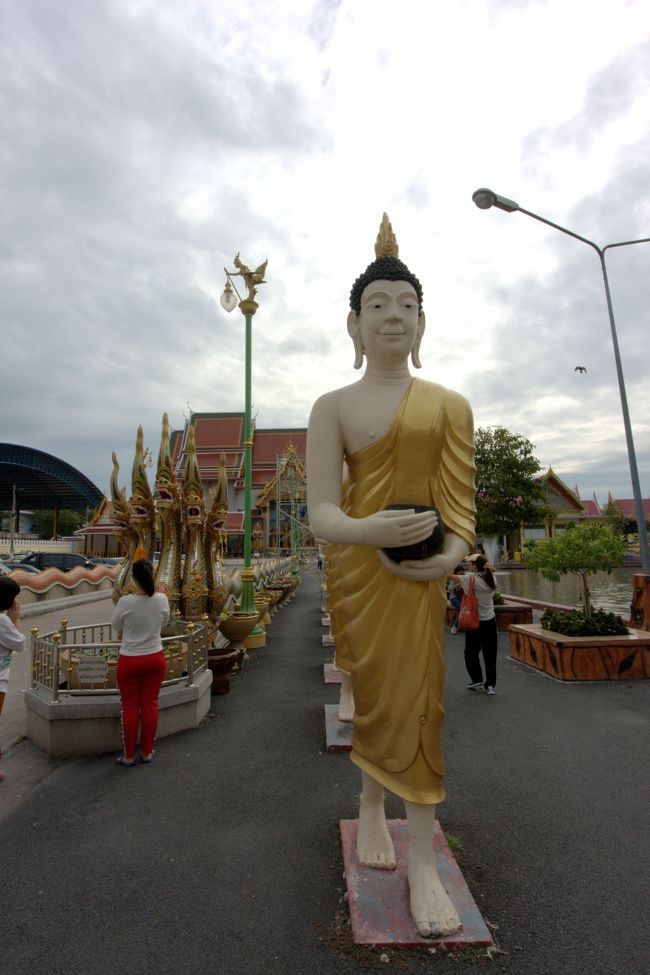 先ほどのショッピングセンターからタクシーでワットバンブリーヤイへやって来た。