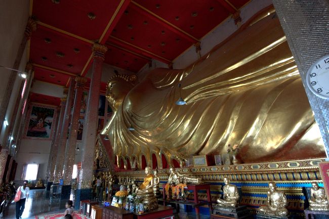 中に入ると巨大な涅槃仏。