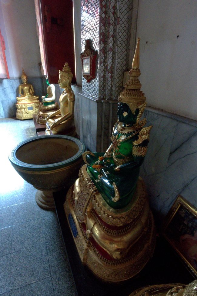 グリーンの仏像。