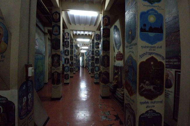 巨大涅槃仏は中に入れる、涅槃仏内部には仏画のような絵が並ぶ。