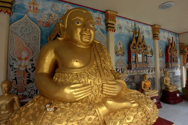 本殿を出て隣の院内、仏像の顔もいろいろあるものです。