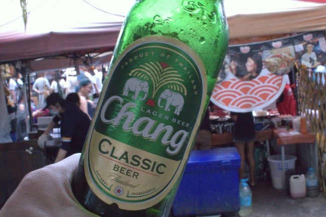 夕方になりラチャダーナイトマーケットに、ビール片手にぶらぶらする。