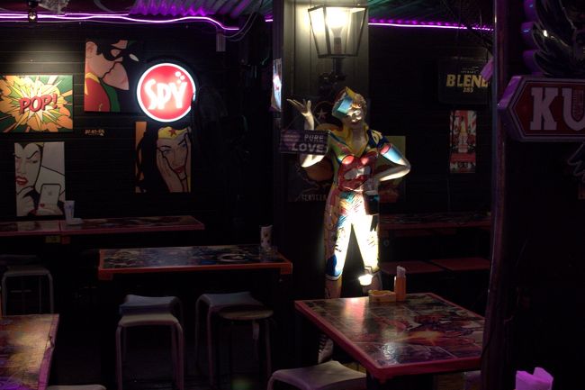 いろいろなタイプのバーがあった。