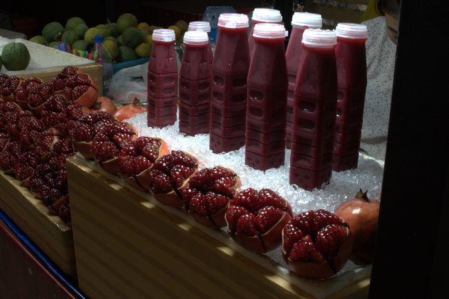 ザクロジュース。<br /><br />どなたかの旅行記で読んだことがあるが、前に並ぶザクロは飾りでジュースに果汁は入っていないらしく、いわゆるザクロ味ジュースのようです。これはこれで美味しいですが。<br /><br />次の旅行記で本物のザクロジュースと出会う。