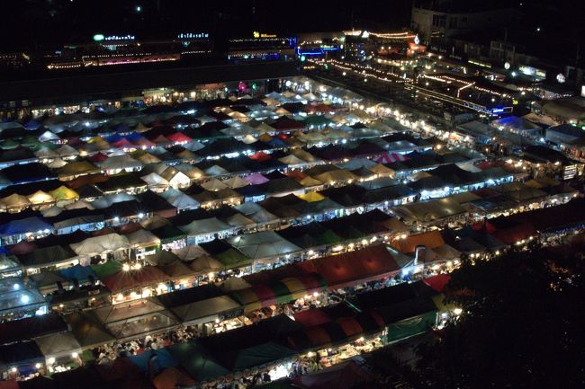 ナイトマーケットの夜景。<br /><br />==中華街ヤワラートエリアと黄金仏に続く==
