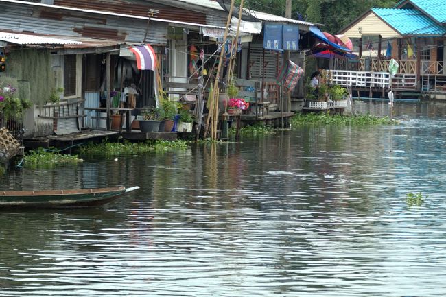 運河沿い水辺に民家。