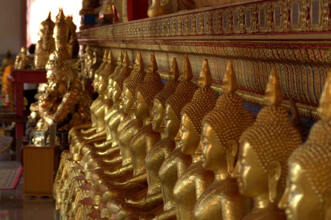 台座に並ぶ仏像。