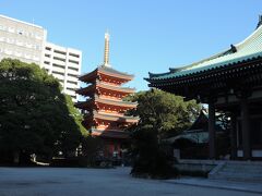 神社の後はお寺
東長寺
有名な木造の大仏があるお寺
大仏の中も見学　地獄極楽めぐりだそうです。
りっぱな五重塔・黒田家の二代目藩主の立派なお墓もありました。