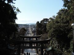 お次はまたまた神社です
「光の道」で一躍有名になった「宮地嶽神社」
テレビを普段見ない私は知らなかったのだが、嵐のＪＡＬの宣伝です。
確かに景色がものすごく良いね♪