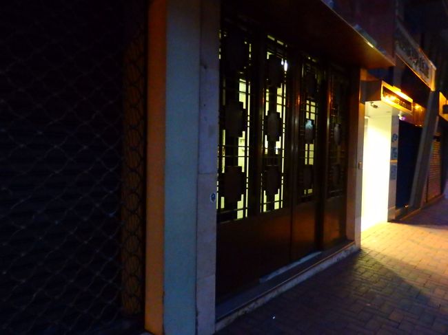 よく寝ました。<br />この時期、香港の日の出は7時ごろ・・<br />そのちょっと前に部屋を出ますー。<br />写真はLBPホテルを出たところ