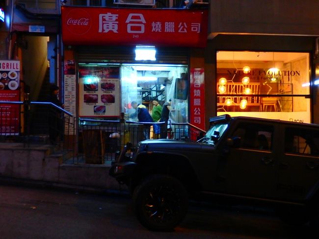 公園の前のここ<br />朝早くから、豚さんの丸焼きが運ばれて行きましたー<br />おいしそうなにおいしてます。<br />