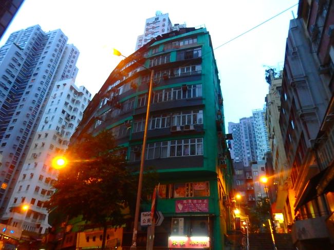 この緑のビル、すごい形だったって初めて気づいた（丸を四分の一に切った形？！）<br />道路のカーブに合わせてできてるんだー、すごい!(^^)!