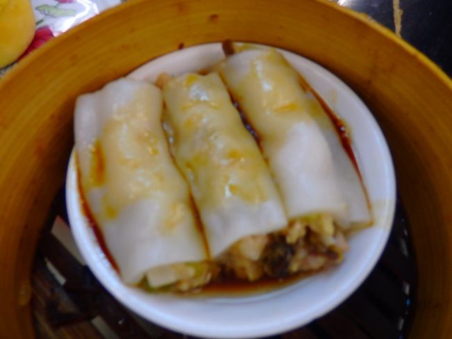 その後、青蛙さんが何度もワゴンに向かって行ったのですが、希望のものが見つけられず悲しそうに戻ってきますｗ<br /><br />他のワゴンが全然来ないので、このミニ腸粉を取ってみました。<br />いろんな具が入っていて美味しかったよー