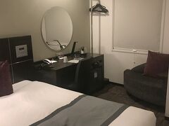 宿泊は「ホテルアクティブ博多」。部屋は広くて清潔。なかなかいい感じのホテルです。