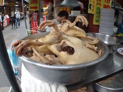 前回行った時は、台湾でもお休みの日だったので、とても人が多かったです。
前回行かなかった金包里鴨肉店へ
オーダーに困っていた所、たまたま食べに来た日本語が堪能なおじさんに
助けてもらいました。