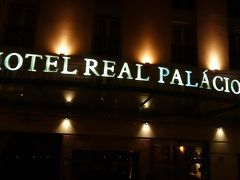 玄関も真っ暗。