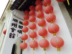 2019.01.02　ペナン島
台湾の車庫のある町とは関係ない潮州会館。赤を多用するいかにも中華系の飾りつけである。