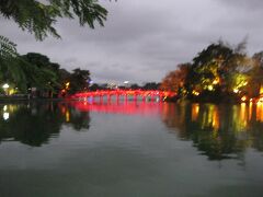 ホアンキエム湖の橋もライトあっぷされて、風情があります。