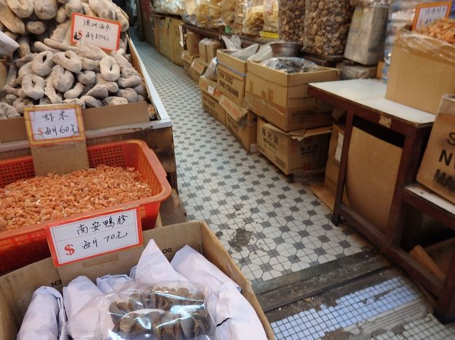 うむ・・<br />この写真はなんだったんだろう<br />猫が居たんだろうか、ただタイルを撮っただけだろうか<br /><br />とりあえず、たぶん、さっきのところで青蛙さんとさよならしてホテルに帰るところかと・・・<br /><br />この辺りの記憶が曖昧なので、青蛙さんの旅行記を待とう、と思っていたんだけど、どうも青蛙さんも記憶がないみたいで・・ｗｗ<br /><br /><br />そんな、記憶が曖昧な青蛙さんの旅行記がこちらです↓<br />https://4travel.jp/travelogue/11450120<br />