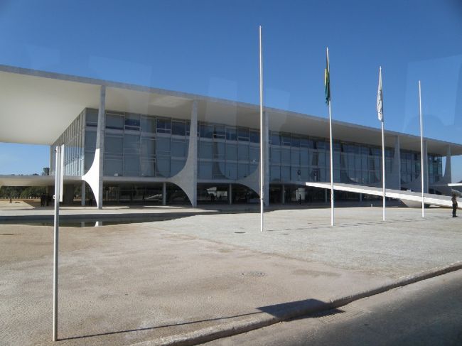 15:30、ロビー集合でブラジリア観光に出発！<br />ちゃんと現地の旅行会社から日本人ガイドのアマガサキさんが駆けつけてくれました。ポロシャツにチノパンという服装で ご本人は「こんなラフな格好ですみません。道を歩いてたら急に呼び出されたもので・・・」って仰ってましたが、 こちらこそお休みのところ、急に呼び出してすみませんって感じですよね。<br />最初に車窓から官庁街が見えてきました。これは大統領府だそうです。