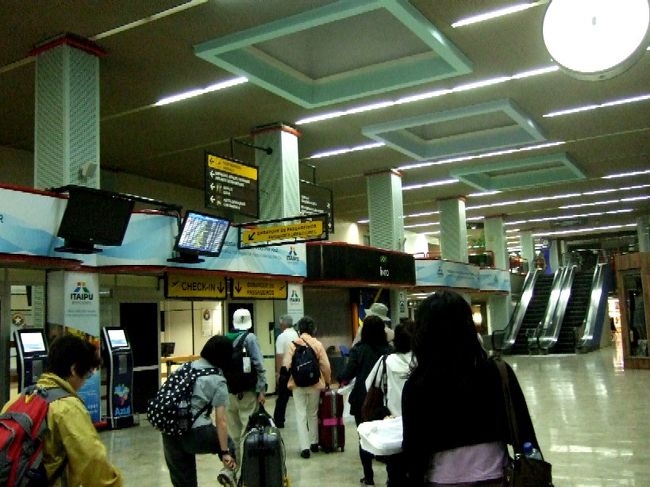 ４日目<br />5:40、ロビー集合でイグアス空港へ。<br />時間が時間だけに渋滞もなく、15分ほどでイグアス国際空港に到着！早速チェックインして、セキュリティゲートを抜けて、中に 入ったのは6:15くらい。<br />