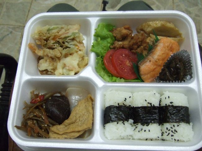 6:45から搭乗開始って事だったので、この間にベンチで朝食のお弁当をいただくことにしました。<br />サンドイッチとかフルーツとかかな、とおもったら「都弁当」と名の付いた幕の内弁当。 結構しっかりした幕の内で、ご飯、焼鮭、きんぴら、佃煮、煮物、天ぷらなどなど。<br />昨夜の恐ろしいほど不味かったお寿司を思い出して恐る恐る食べてみたんだけど、これが意外と普通！朝からしっかり食べちゃいました。 昨日のあのめっちゃ不味いお寿司は何だったんだろう・・・・？ 