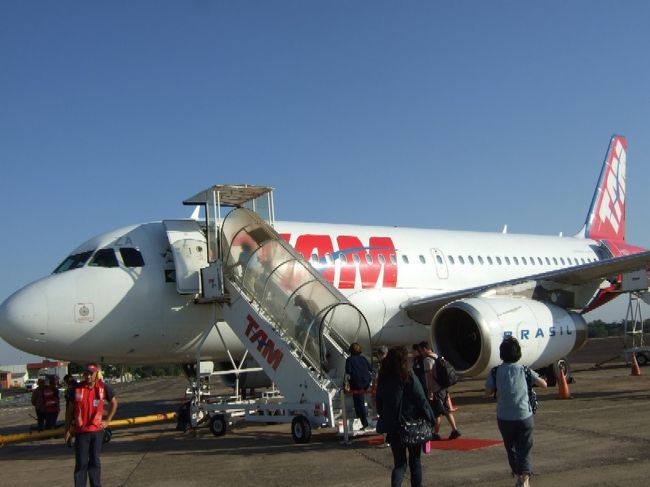 8:50、ようやく搭乗が始まりました～！待ちくたびれたぁ。<br />9:10、イグアス離陸。結局、2時間遅れになっちゃったね。 でもこの分だと12:40くらいにはブラジリアに着いちゃって、乗り継ぎ便は21:00発でしょ。って事は、約8時間待ち・・・？ うわ～、これまたしんどいなぁ。