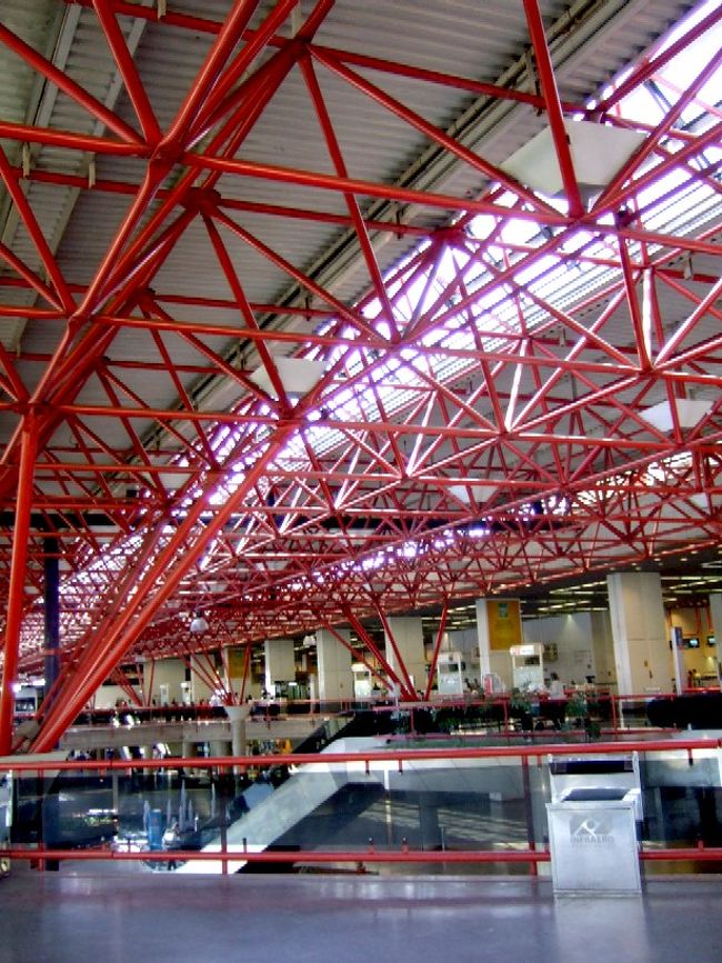 10:45、クリチバ発。また同じスナックの機内食が出ました（笑）。２つもいらないと思ったけど、あとで夜食になってくれて、助かったんだけどね。<br />12:15、ブラジリア着。元々、乗るはずだったサンルイス便は11:40発だから、もう 飛んでっちゃってるね～。<br />さて、予定外に降り立ったブラジリアは空港からしてモダンなデザイン！赤いパイプが印象的ですねぇ。 現代建築で有名な街だし、そういう雰囲気が空港からも醸し出されてるなぁ。 