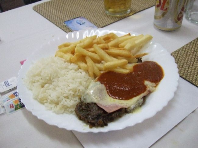 チェックインには時間がかかるって事で、まずはレストランで昼食です。<br /><br />と言ってもバラバラに頼むと時間がかかるって事で、おまかせで皆同じメニューにしてもらいました。 なのに、それなのに料理が出てくるまで40～50分待ち・・・。まあ、ブラジルだからね。仕方がないよね（^_^:)。メニューは牛肉のステーキ（？）とフライドポテトとライス。味はまあ、こんなものかな？ （14:00－15:10）