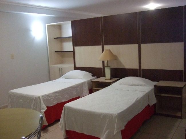 お昼を食べた後は、それぞれお部屋に荷物を置いて、希望者はブラジリア観光へ。<br />で、またこのお部屋が笑えたのよ～。質素で豪華なの（笑）。 ツーベッドルームで、ジャグジーつきのバスルーム完備。でも、壁や室内のドアはベニヤ板がむき出しで、 まだ建設途中みたい。このアンバランスさは何～？？？笑かしてもらいました（笑）。 