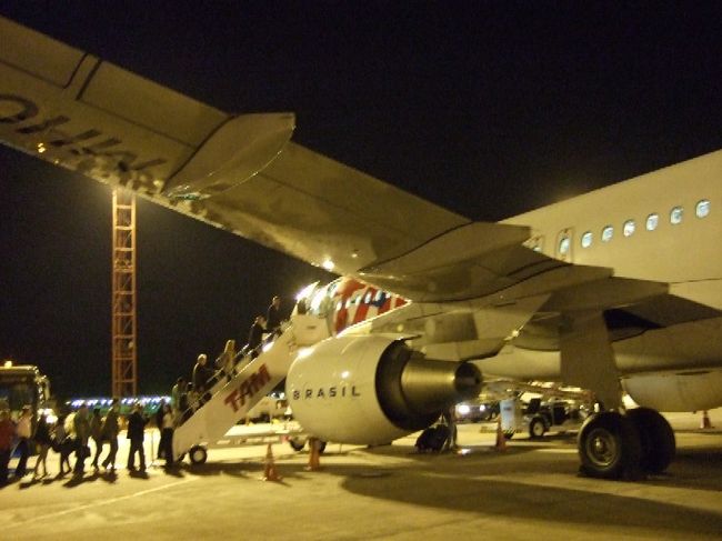 20:05頃、ブラジリア空港に到着。大慌てでチェックインとセキュリティチェックを抜けて、搭乗口へ。20:30の搭乗開始に何とか間に合いました。ドキドキだったね～。 <br />21:15、タム航空JJ3150便、ブラジリアを離陸。機内食はハムとチーズのパニーニ。夕食抜きでお腹空いてたし、美味しかったよ～。