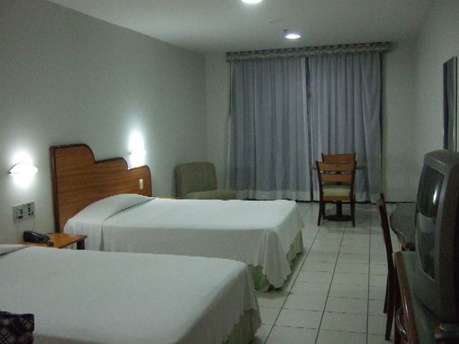 何とか、部屋には入れた頃にはもう2:00。 さすがに疲れた～っ！着いたのがこの時間だから、明日の出発を少し遅らせてもらえたのがせめてもの救いかも。この手の国はトラブルが多いから、 体力勝負の旅になるよね。 <br />おまけ観光もついて、ある意味充実の一日だったけど、さすがに疲れた～。明日も結構早起きだし、もう寝ましょう。 朝4:30に起きて、今は3:00。24時間近く起きてるのはさすがに辛いです。おやすみなさ～～い。（3:00） 